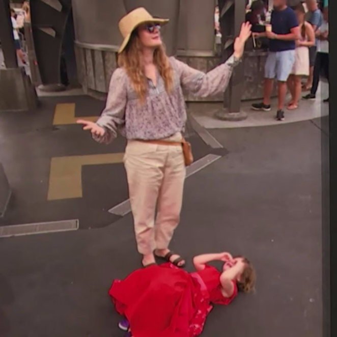drew-barrymore-daughter-having-tantrum-disney-world